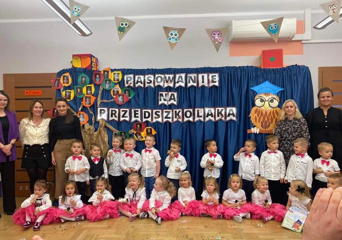 dzieci podczas pasowania na przedszkolaka