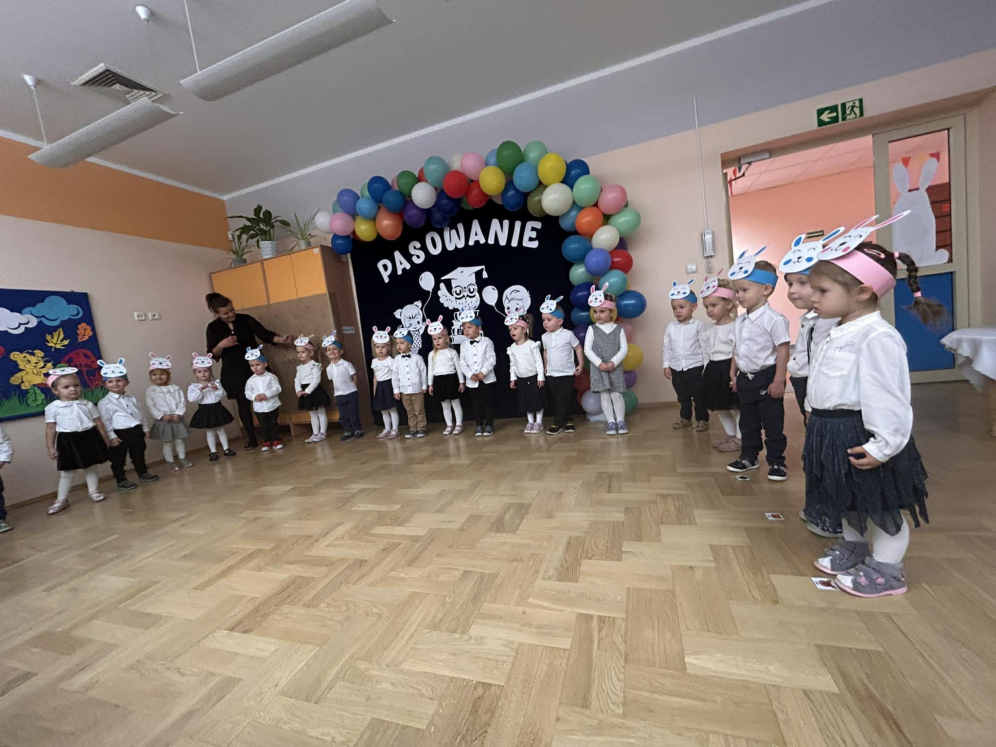Pasowanie na przedszkolaka w grupie &bdquo;Zajączki&rdquo;  