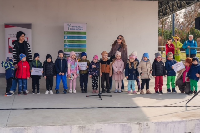 Motylki - dzień kolorowej skarpetki oraz występ naszej grupy z piosenką &bdquo;wiara w siebie&rdquo;
