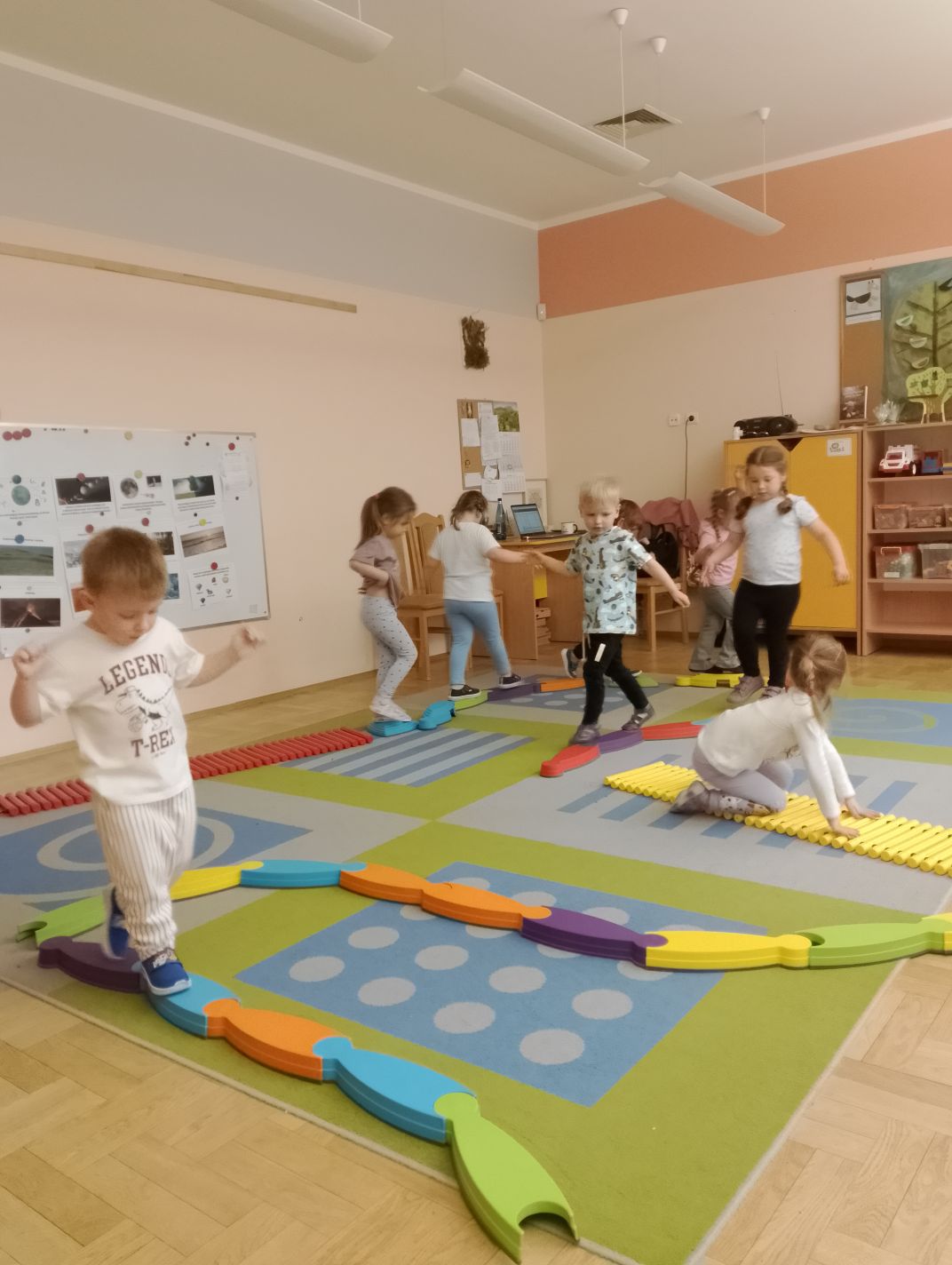 Tor przeszk&oacute;d- ćwiczenia r&oacute;wnoważne