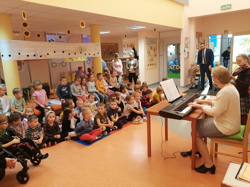 dzieci słuchające koncertu