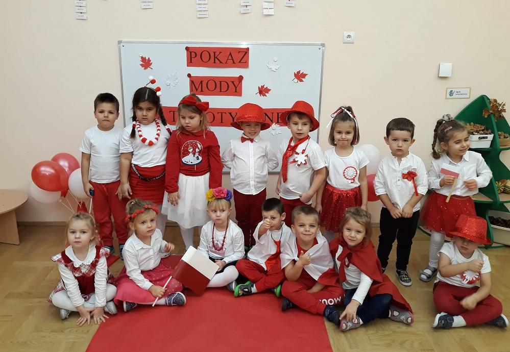 dzieci ubrane w biało-czerwone barwy
