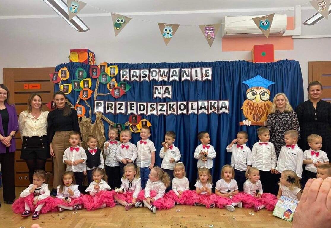 dzieci podczas pasowania na przedszkolaka