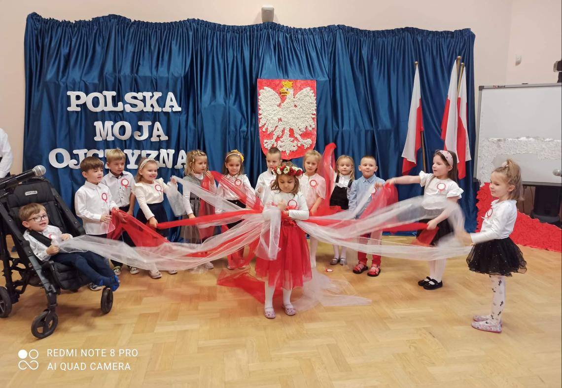 Dzieci śpiewające pieśni patriotyczne