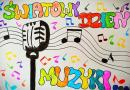 mikrofon z nutami w tle