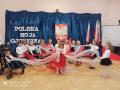 Dzieci śpiewające pieśni patriotyczne